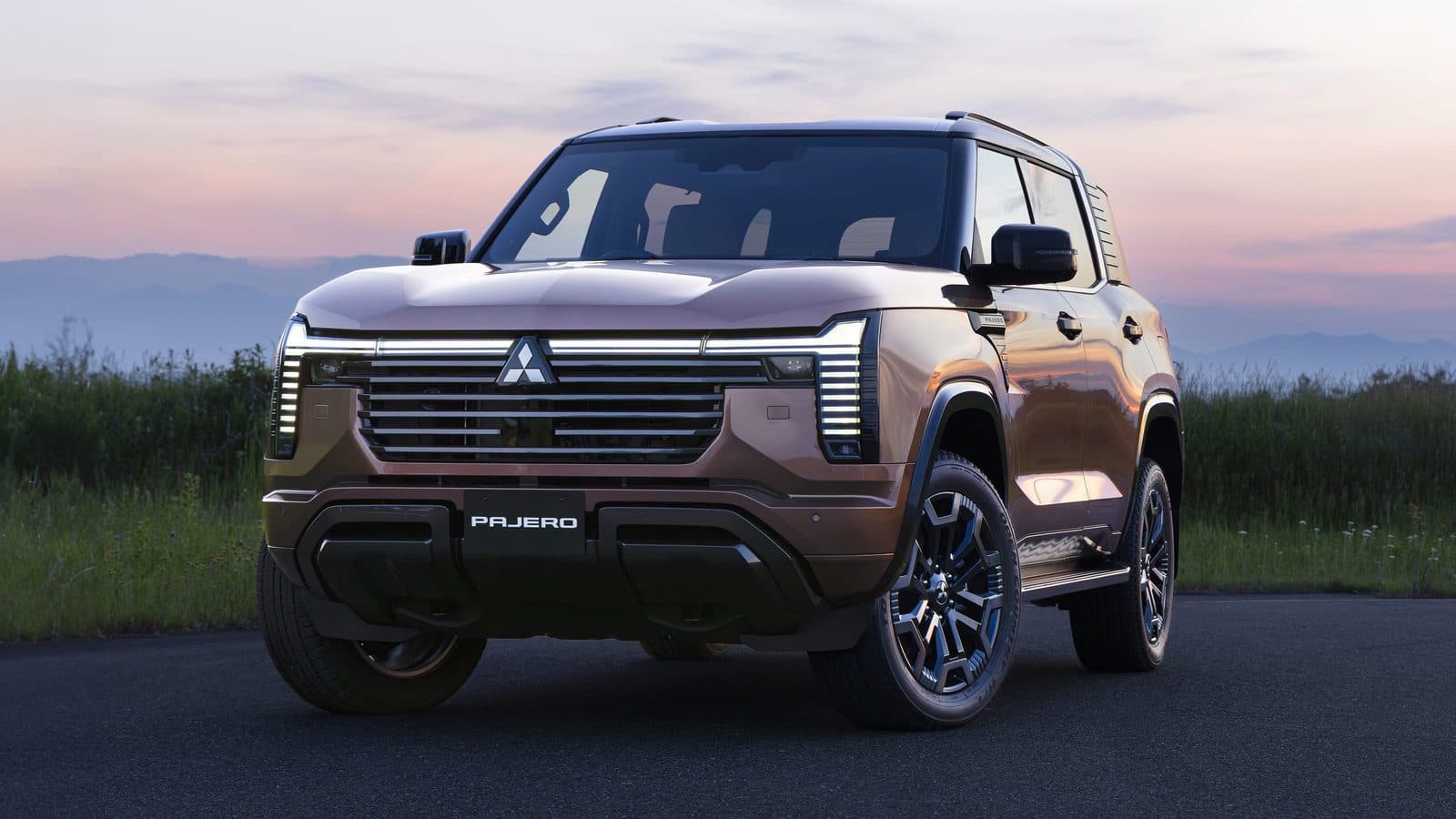 Mitsubishi Pajero четвёртого поколения на просёлочной дороге