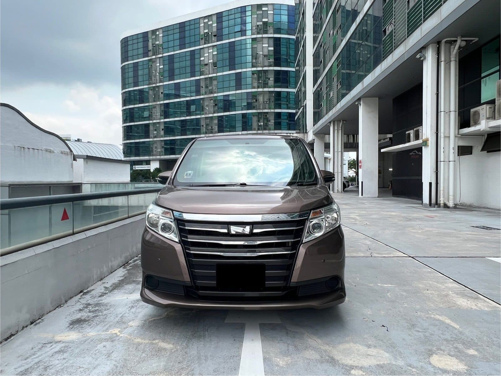 Toyota Voxy на улицах Токио, вид сбоку